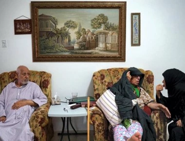 Σαουδική Αραβία: Πρόστιμα και φυλάκιση στους άντρες που ελέγχουν τα τηλέφωνα των συζύγων τους